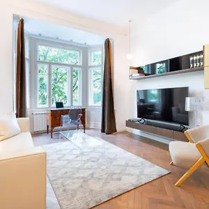 elegant-paris-ave-apartment-with-a-terrace.praguehotelsweb.com/